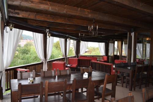 Пъб/Фоайе, Pensiunea Meridian in Oeştii Ungureni