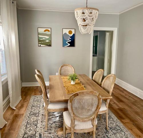 Lovely vintage Oak Park 3bd 1ba perfectly located near public transit & Chicago in Oak Park, USA