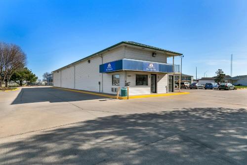 Americas Best Value Inn - Lincoln - image 13