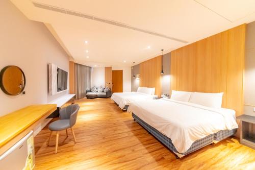 Sun Palm near Twin-Hearts Stone Weir