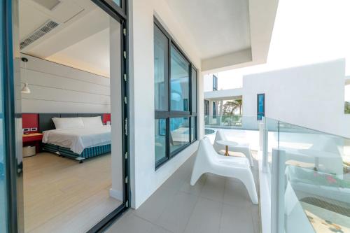 Sun Palm near Twin-Hearts Stone Weir