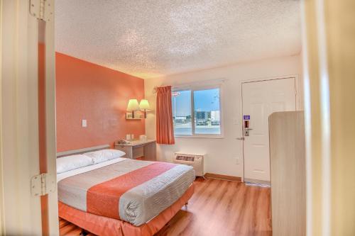 Motel 6-Stockton, CA - Charter Way West