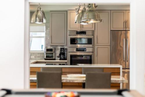 Enchanting Oasis 5-Min 2Beach. Heated Pool&Jacuzzi in Pompano Beach, USA