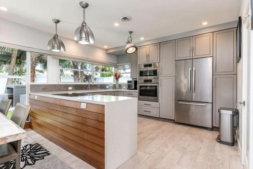 Enchanting Oasis 5-Min 2Beach. Heated Pool&Jacuzzi in Pompano Beach, USA