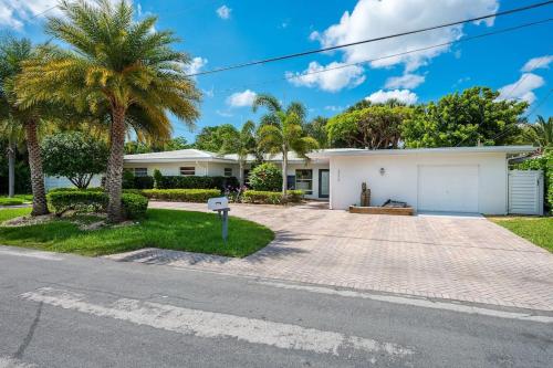 Enchanting Oasis 5-Min 2Beach. Heated Pool&Jacuzzi in Pompano Beach, USA