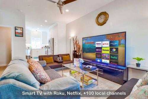 Entire Modern 3-BR 3-Bath Family Home w Spacious Garage, 5 Mins to Beach & 15-Mins to Gaslamp, No Deposit in Imperial Beach, USA