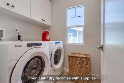 Entire Modern 3-BR 3-Bath Family Home w Spacious Garage, 5 Mins to Beach & 15-Mins to Gaslamp, No Deposit in Imperial Beach, USA
