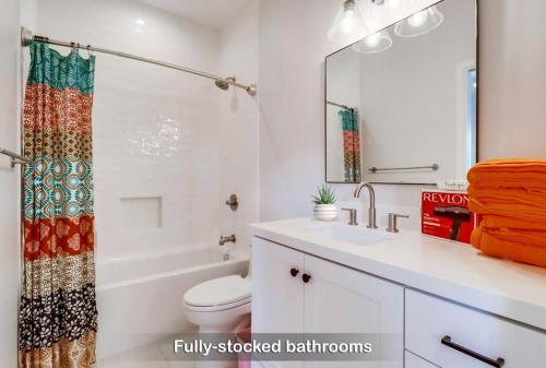 Entire Modern 3-BR 3-Bath Family Home w Spacious Garage, 5 Mins to Beach & 15-Mins to Gaslamp, No Deposit in Imperial Beach, USA