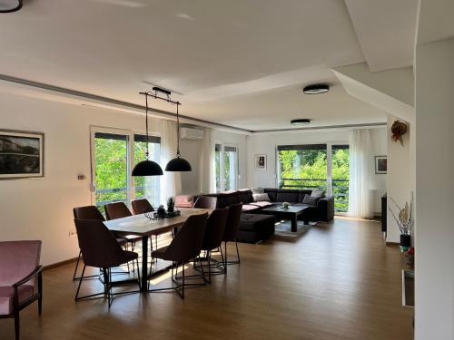 sala de TV, Hillside Villa in Sarajevo Suburbs