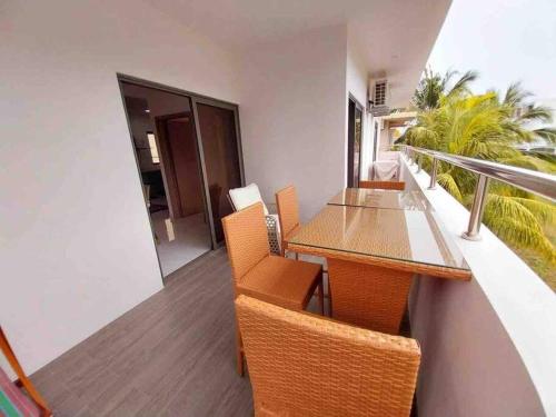 3 Bedroom Apt with Sea View - 1 min to the beach