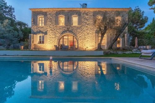 L'élégante Bastide en pierre avec vue sur le vieux village de Mougins