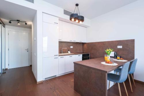 Sky Park Tower 2, luxury apartment with free parking, Bratislava (photo 9)