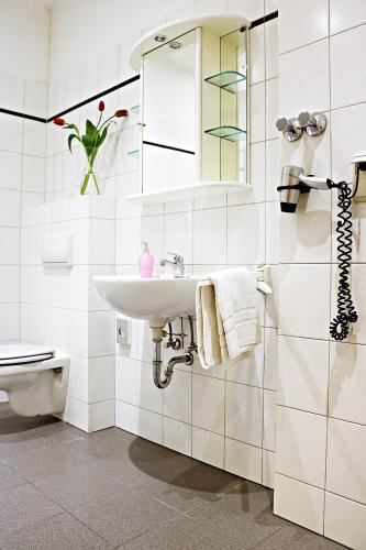 Standard Triple Room image 4