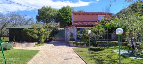 House Vugrinec with garden and parking