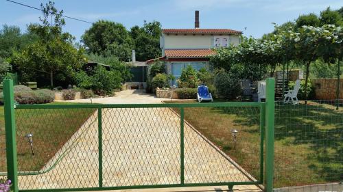 House Vugrinec with garden and parking