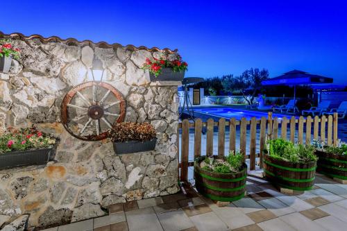 Skats, Countryside holiday home - pool - big terrace in Otrić