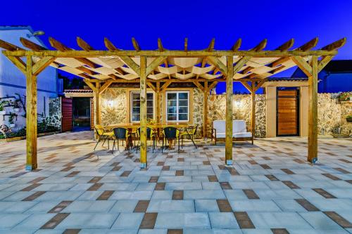 Iekārtas, Countryside holiday home - pool - big terrace in Otrić