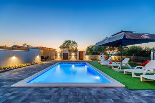 Skats, Countryside holiday home - pool - big terrace in Otrić