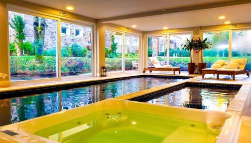 Hot tub, Apto LINDO com lareira, piscina aquecida e jacuzzi in Carniel