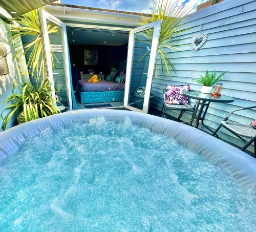 A Hidden Gem With Private Hot Tub and Garden - Netflix - Fast Wifi - Free Parking