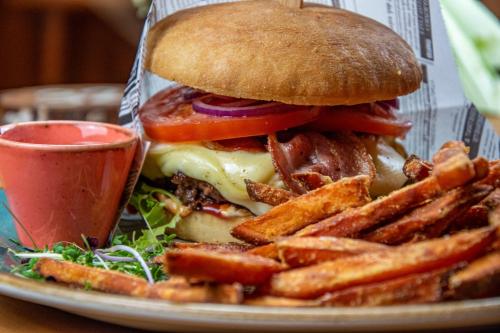 Deutsches Haus Hotel Restaurant Gastwirtschaft Biergarten am Radweg Bermuthshain