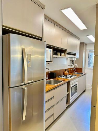 Kitchen, Apto LINDO com lareira, piscina aquecida e jacuzzi in Carniel