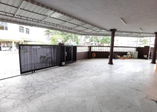 IPOH Be-Shine TAMAN WANG 13-14pax Homestay with 6Bedrooms, 6Bathroom, 1Living, 1Dining, 1Kitchen wit in Falim