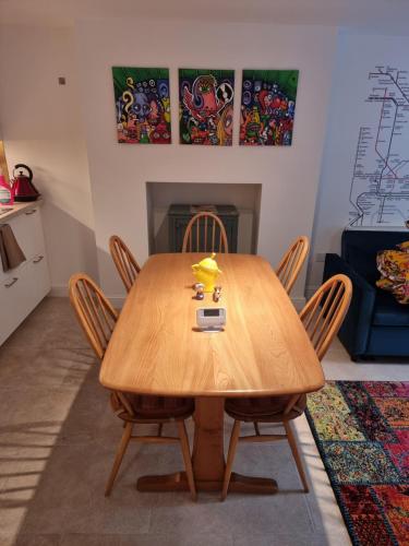Entire Ground Floor Flat Free Parking and Garden - image 11