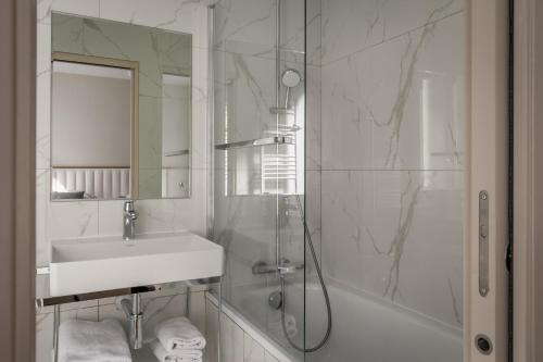 Superior Twin Room image 4