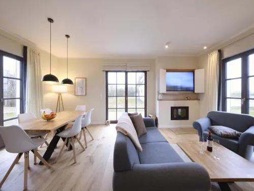 Reetland am Meer - Premium Reetdachvilla mit 3 Schlafzimmern, Sauna und Kamin H08 in Dranske, Deutschland