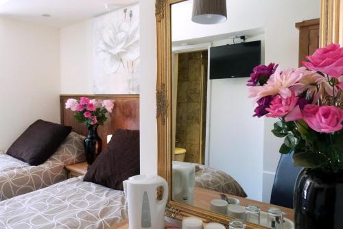 Riverside Hotel - image 12