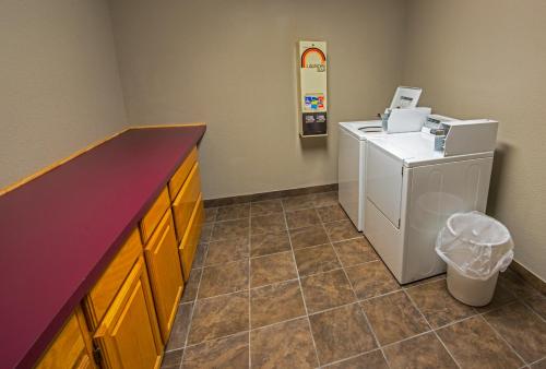 Boarders Inn & Suites by Cobblestone Hotels - Munising - image 6
