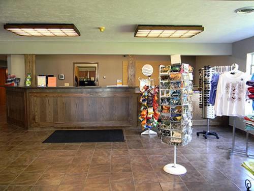 Boarders Inn & Suites by Cobblestone Hotels - Munising - image 7