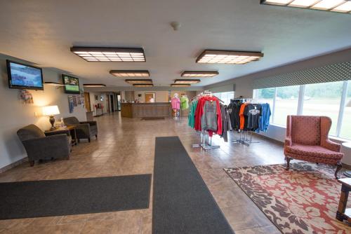 Boarders Inn & Suites by Cobblestone Hotels - Munising - image 8
