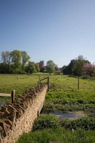 Wishbone Cottage In The Cotswolds - image 11