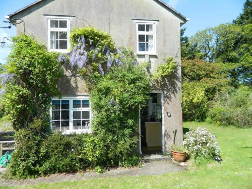 River Cottage a country retreat in wooded gardens