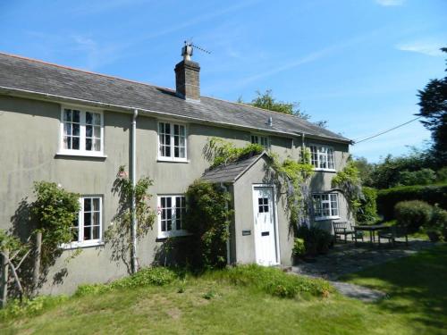 River Cottage a country retreat in wooded gardens in Wool