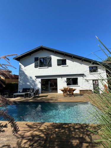 Villa basquaise avec piscine - Location, gîte - Andernos-les-Bains