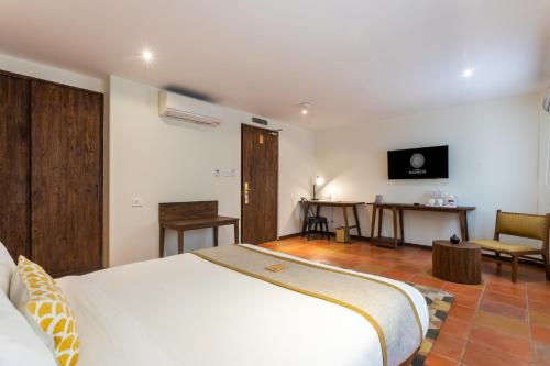 Premium Double Room image 7