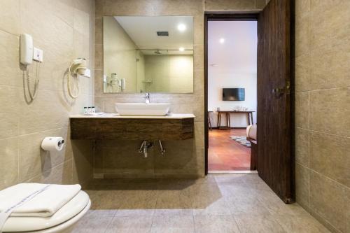 Premium Double Room image 9