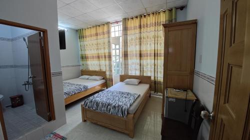 Double Room with Balcony (2 Adults + 1 Child) room in Nhà Nghỉ Yến Quý