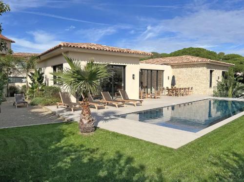 Belle villa neuve à 150 m de la plage - Location saisonnière - Grasse