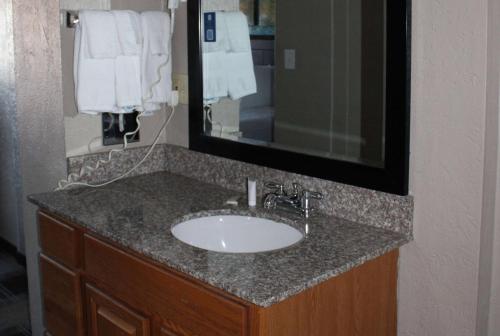 Days Inn & Suites by Wyndham Springfield on I-44 – Springfield, MO