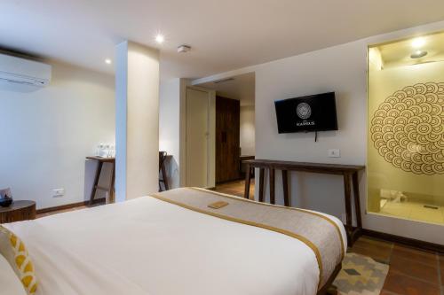 Deluxe Double Room image 10