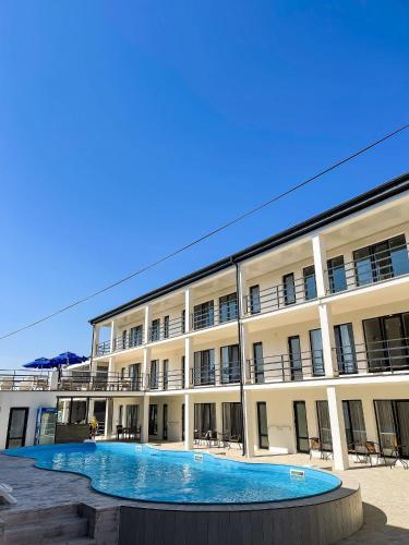 Міні-готель TURIN з басейном на Кароліно-Бугазі