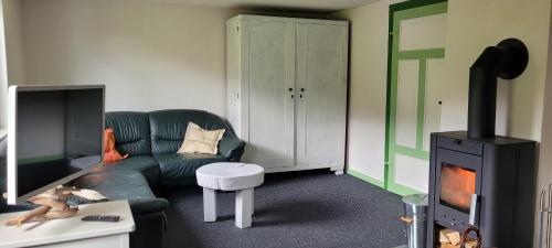 Historisches Ferienhaus "Schwalbennest" mit Eseln in Hatzfeld