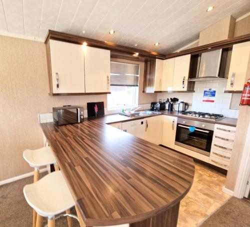 Benarty 11 with Private Hot Tub - Fife - Loch Leven - Lomond Hills - Pet Friendly in Bowershall