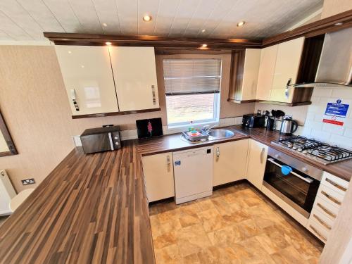 Benarty 11 with Private Hot Tub - Fife - Loch Leven - Lomond Hills - Pet Friendly in Bowershall