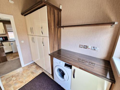 Benarty 11 with Private Hot Tub - Fife - Loch Leven - Lomond Hills - Pet Friendly in Bowershall