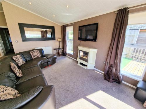 Benarty 11 with Private Hot Tub - Fife - Loch Leven - Lomond Hills - Pet Friendly in Bowershall